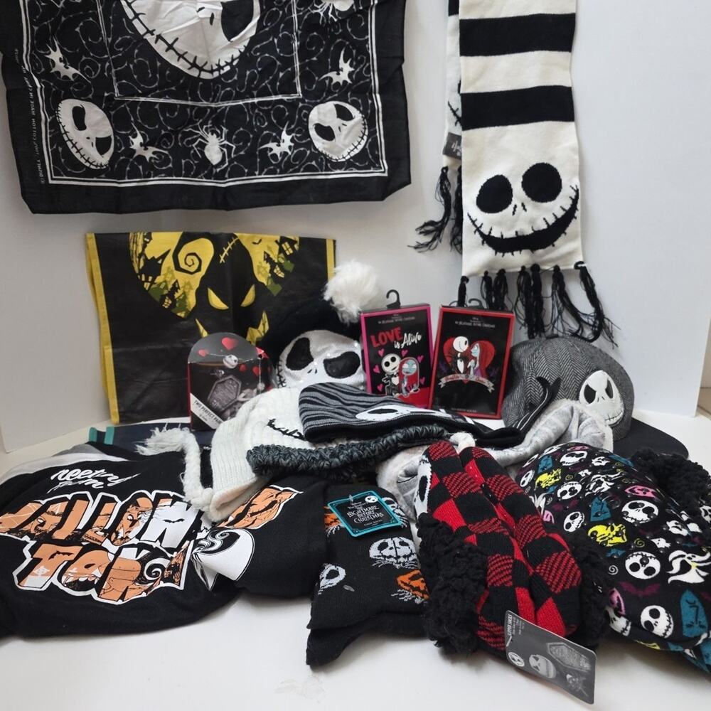 Lot Of 17 Nightmare Before Christmas Accessories Slipper Socks, Hats, Scarves - Picture 2 of 6